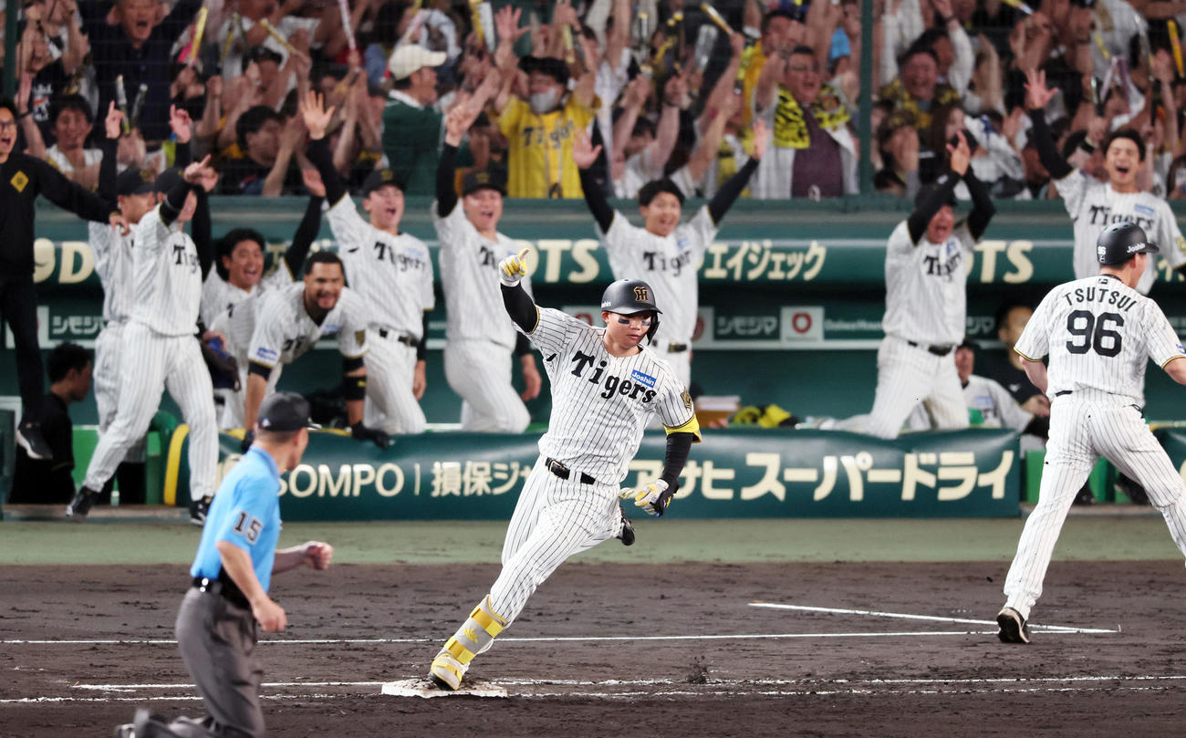 阪神対オリックス　6回裏阪神1死一、二塁、森下は左越え3点本塁打を放つ（撮影・加藤哉）