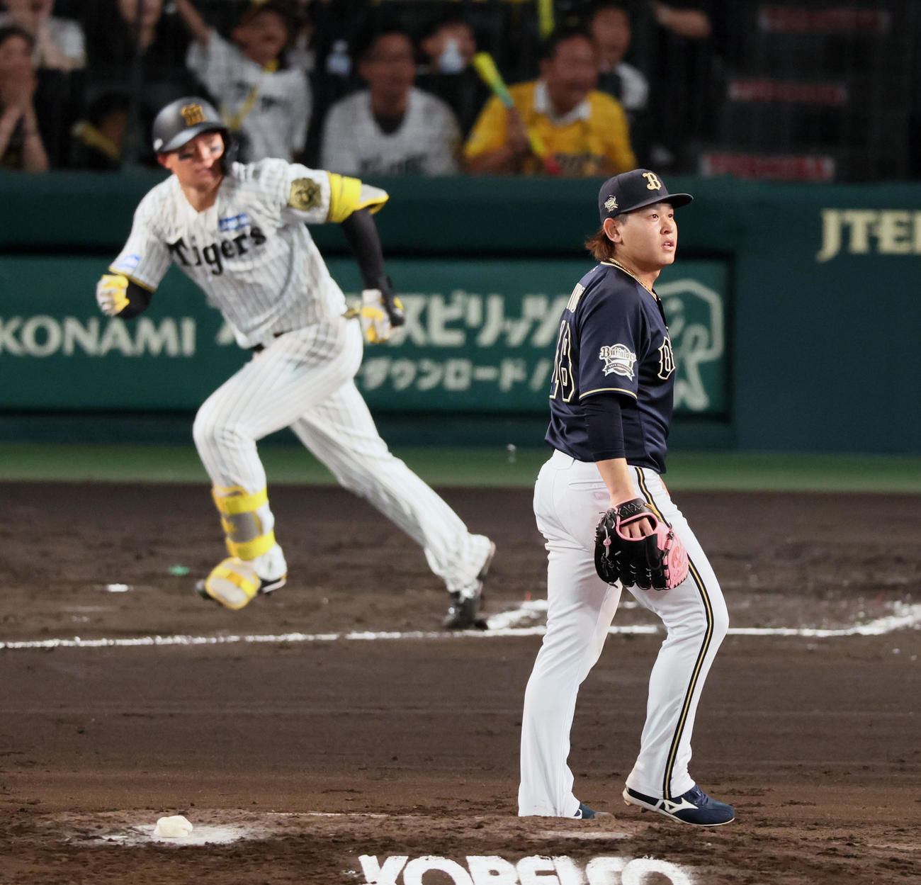 阪神対オリックス　6回裏阪神1死一、二塁、宮城は森下に左越え3点本塁打を浴びる（撮影・加藤哉）