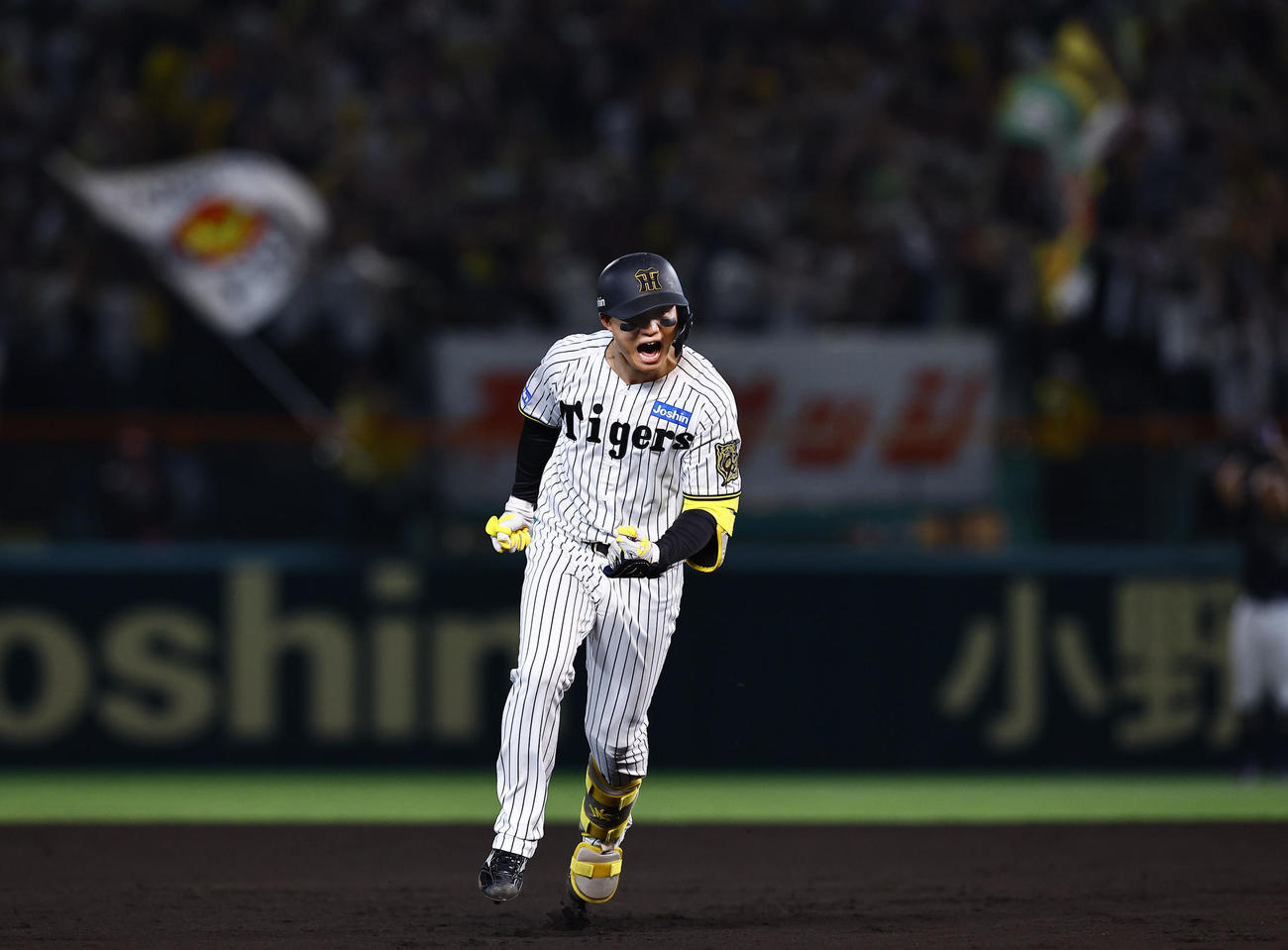 阪神対オリックス　6回裏阪神1死一、二塁、森下は左越えに逆転の3点本塁打を放ち、雄たけびを上げながら三塁へ向かう（撮影・藤尾明華）