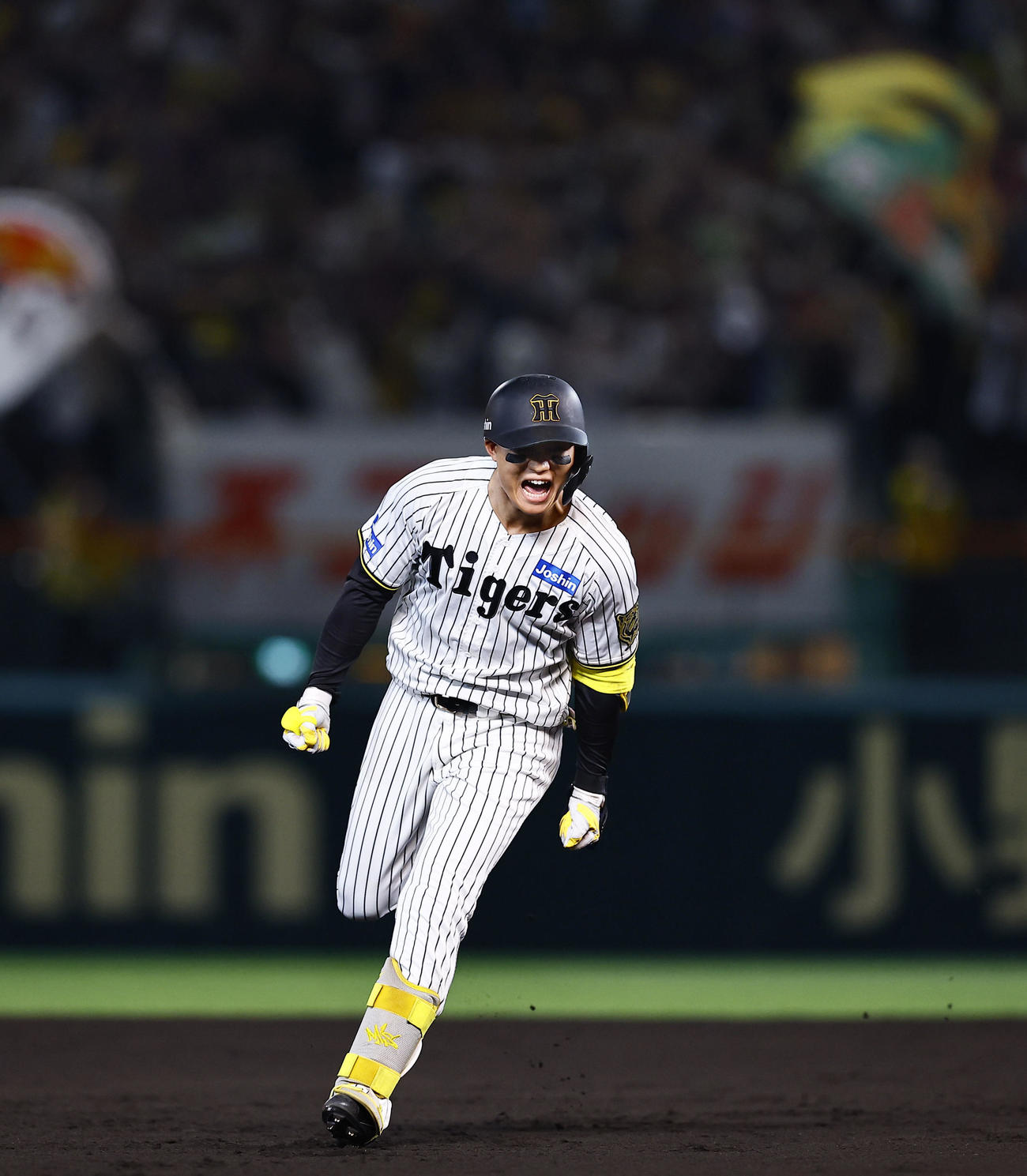 阪神対オリックス　6回裏阪神1死一、二塁、森下は左越えに逆転の3点本塁打を放ち、雄たけびを上げながら三塁へ向かう（撮影・藤尾明華）