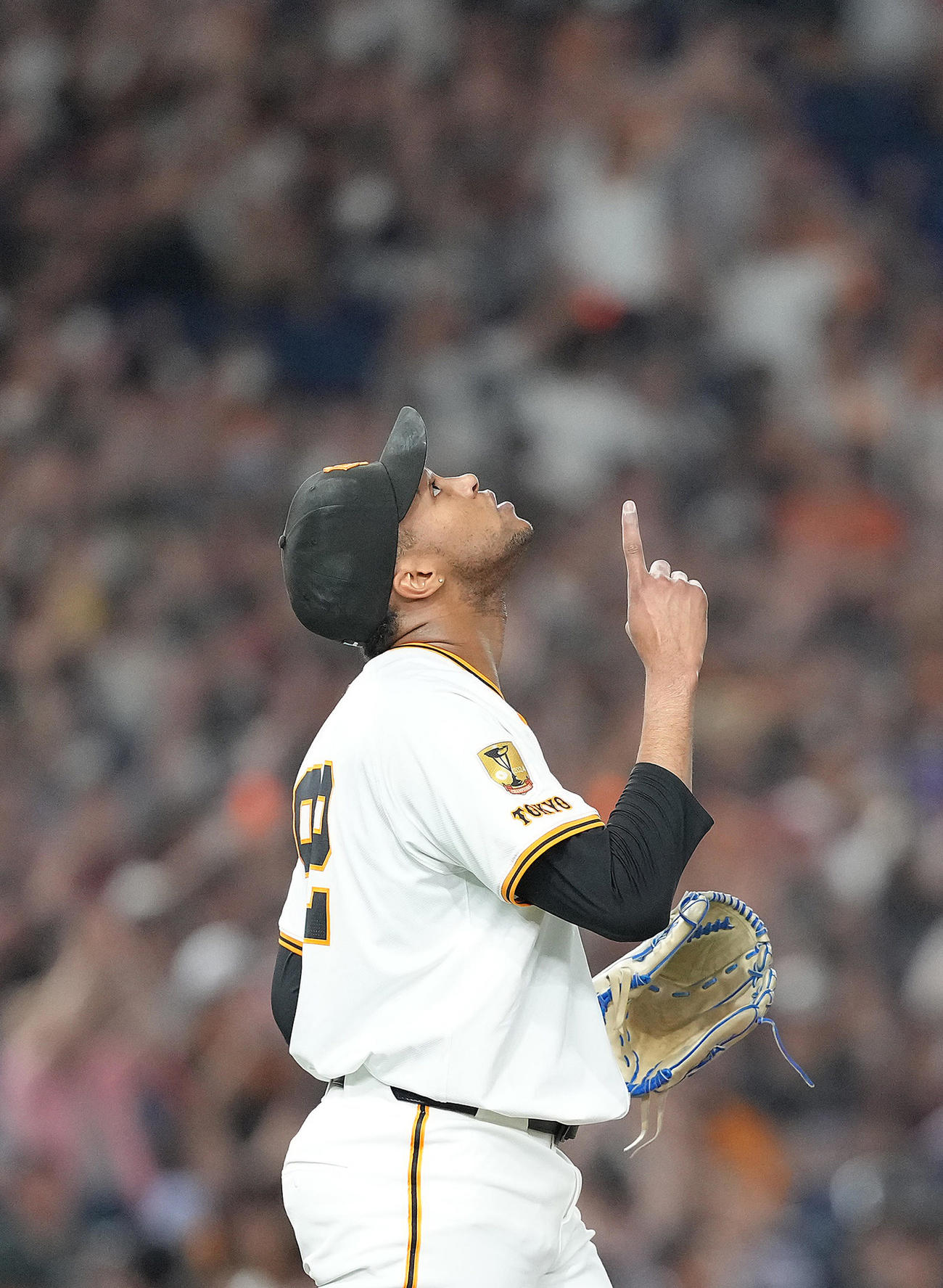 巨人対楽天　9回から登板した巨人マルティネスは球団記録を更新する25試合連続無失点で21セーブ目を挙げ、天を指さす（撮影・足立雅史）