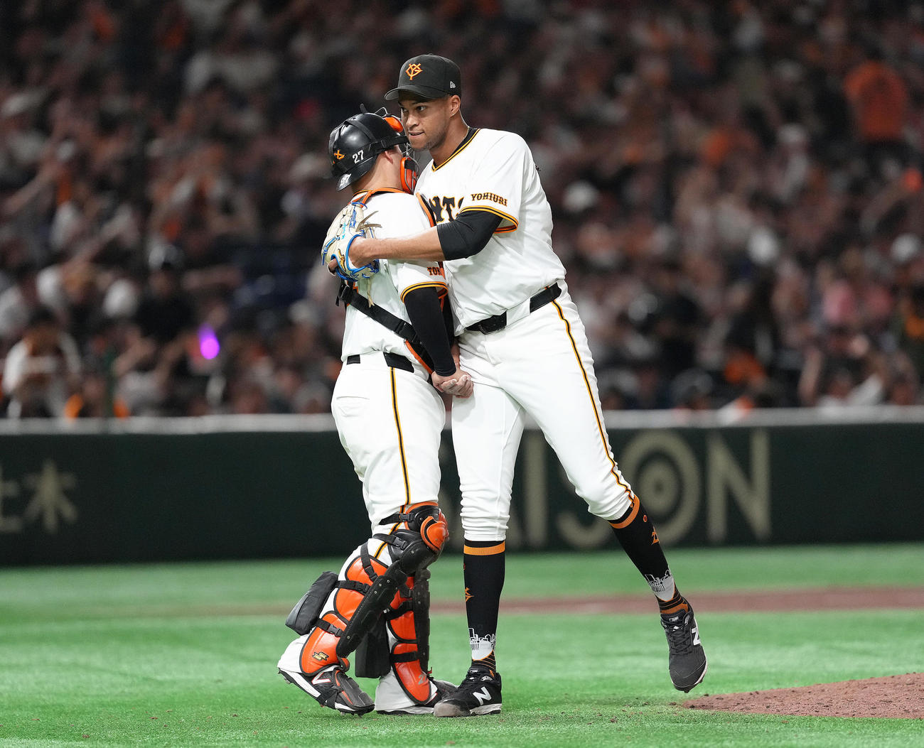 巨人対楽天　9回から登板した巨人マルティネス（右）は球団記録を更新する25試合連続無失点で21セーブ目を挙げ岸田と抱き合う（撮影・足立雅史）