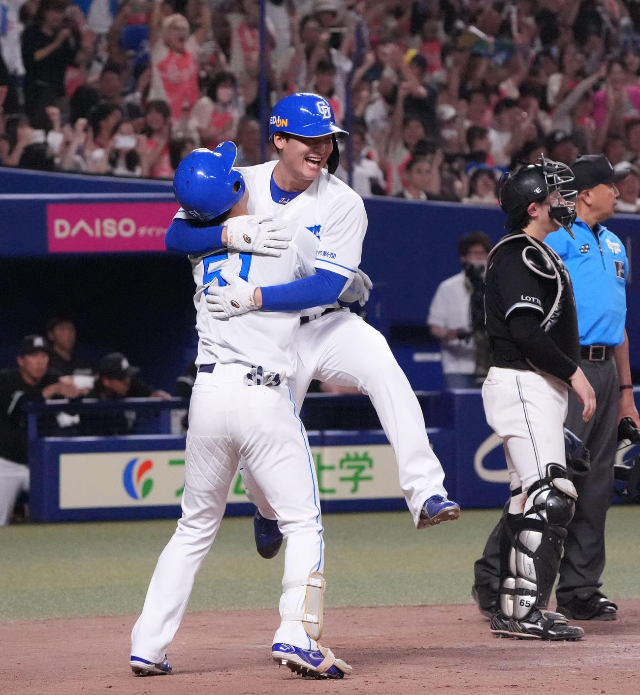 中日対ロッテ　9回裏中日2死満塁、生還した石川昂（中央）は上林と抱き合い喜ぶ（撮影・森本幸一）