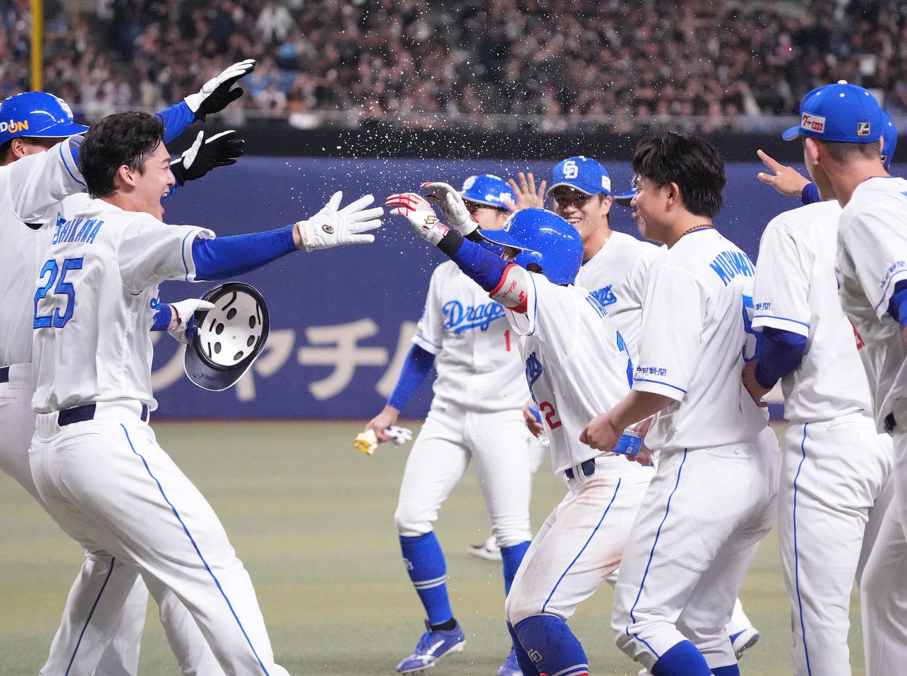中日対ロッテ　9回裏中日2死満塁、田中（中央）はサヨナラ押し出し四球を選び石川昂らと喜ぶ（撮影・森本幸一）