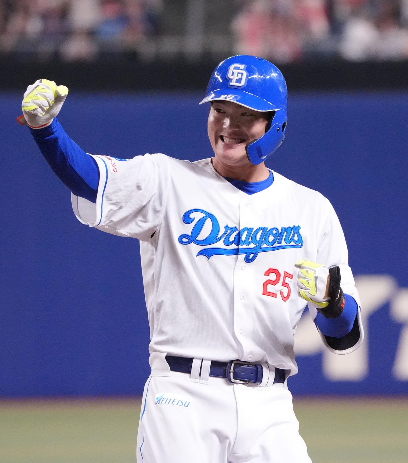 中日対ロッテ　9回裏中日2死一、二塁、中前適時打を放ちガッツポーズをする石川昂（撮影・森本幸一）