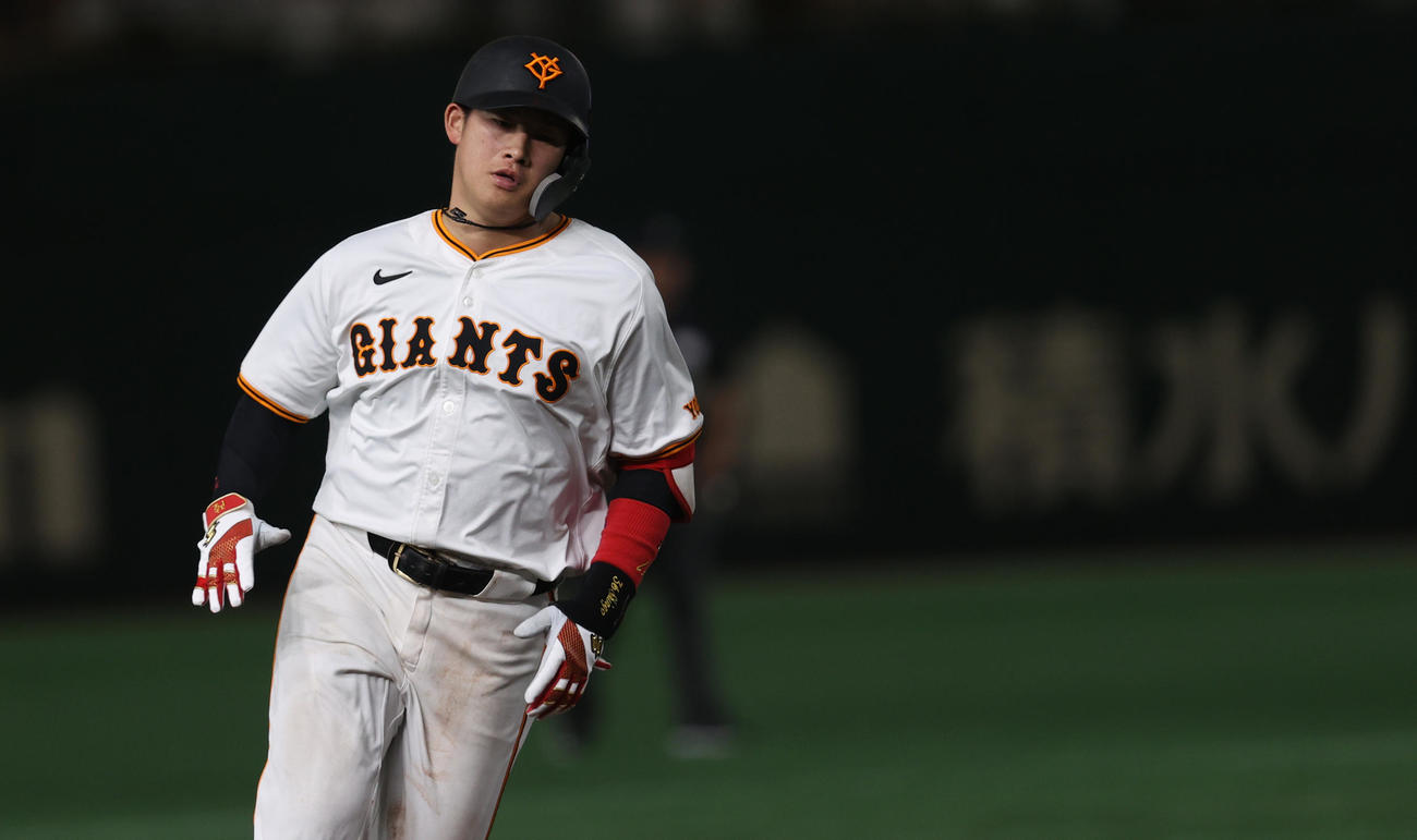 巨人対楽天　6回裏巨人2死、ソロ本塁打を放ちベースを回る増田陸（撮影・水谷安孝）