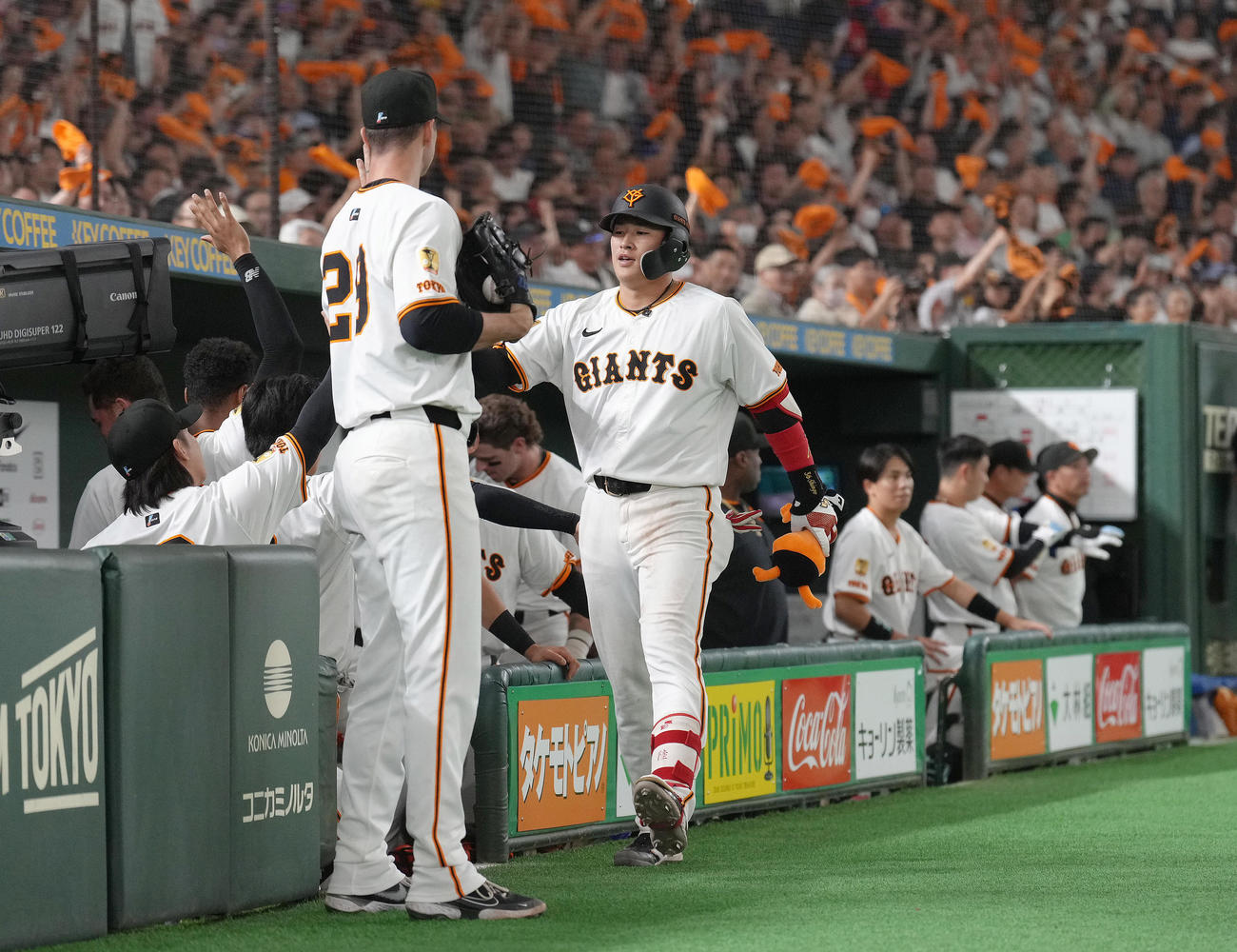巨人対楽天　6回裏巨人2死、増田陸（右）は先制本塁打を放ちグリフィン（左）らとタッチを交わす（撮影・足立雅史）