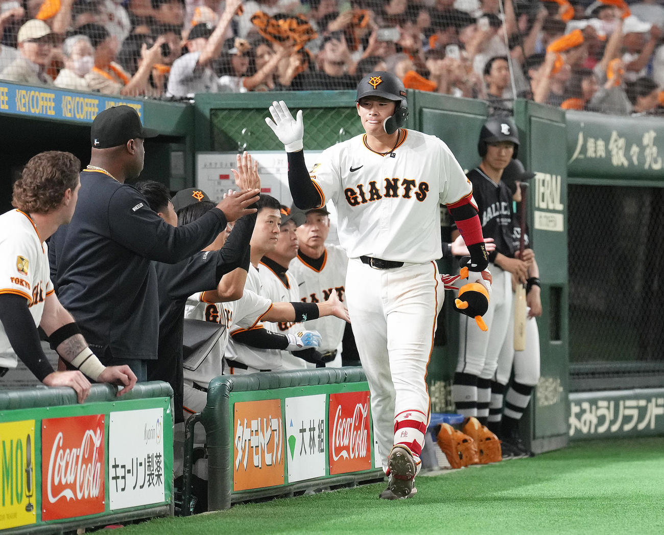 巨人対楽天　6回裏巨人2死、増田陸は先制本塁打を放ちタッチを交わす（撮影・足立雅史）