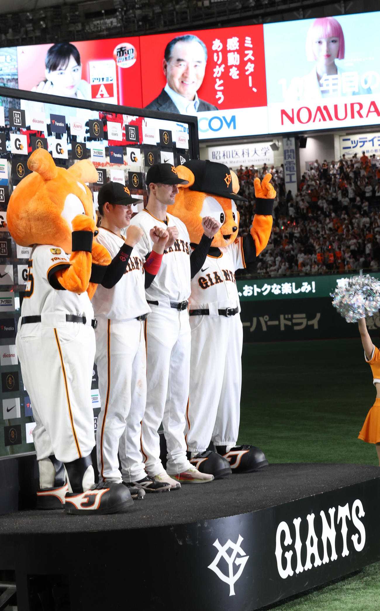 巨人対楽天　勝利を飾りお立ち台でガッツポーズ増田陸（左）とグリフィン（撮影・水谷安孝）