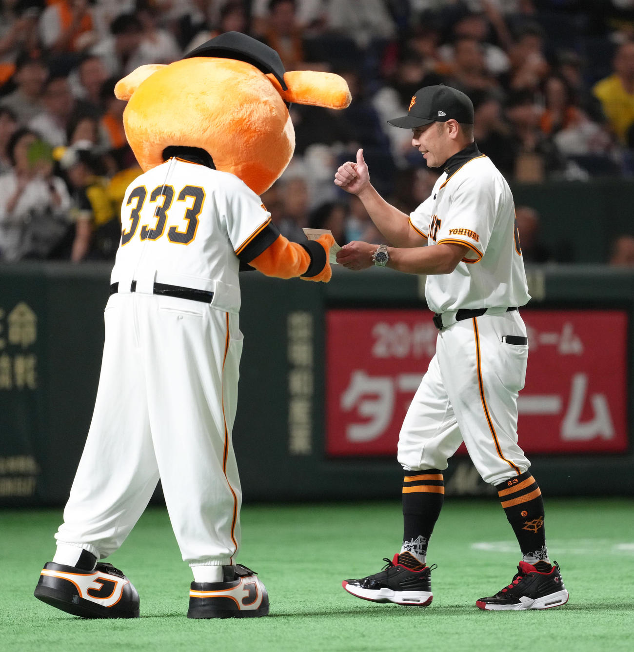 巨人対楽天　メンバー表の交換を終え、笑顔でサムズアップする巨人阿部監督（撮影・足立雅史）