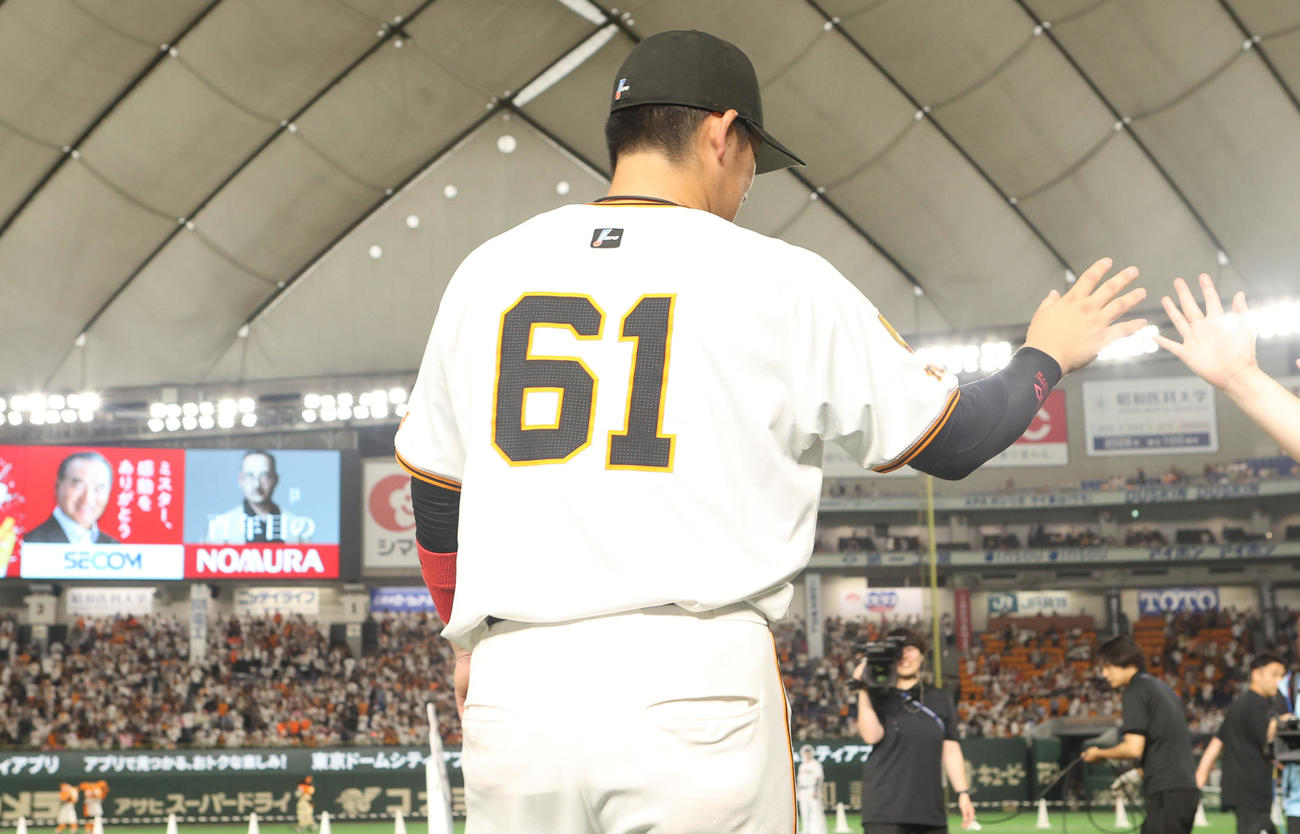 巨人対楽天　勝利を飾りファンとハイタッチする増田陸（撮影・水谷安孝）