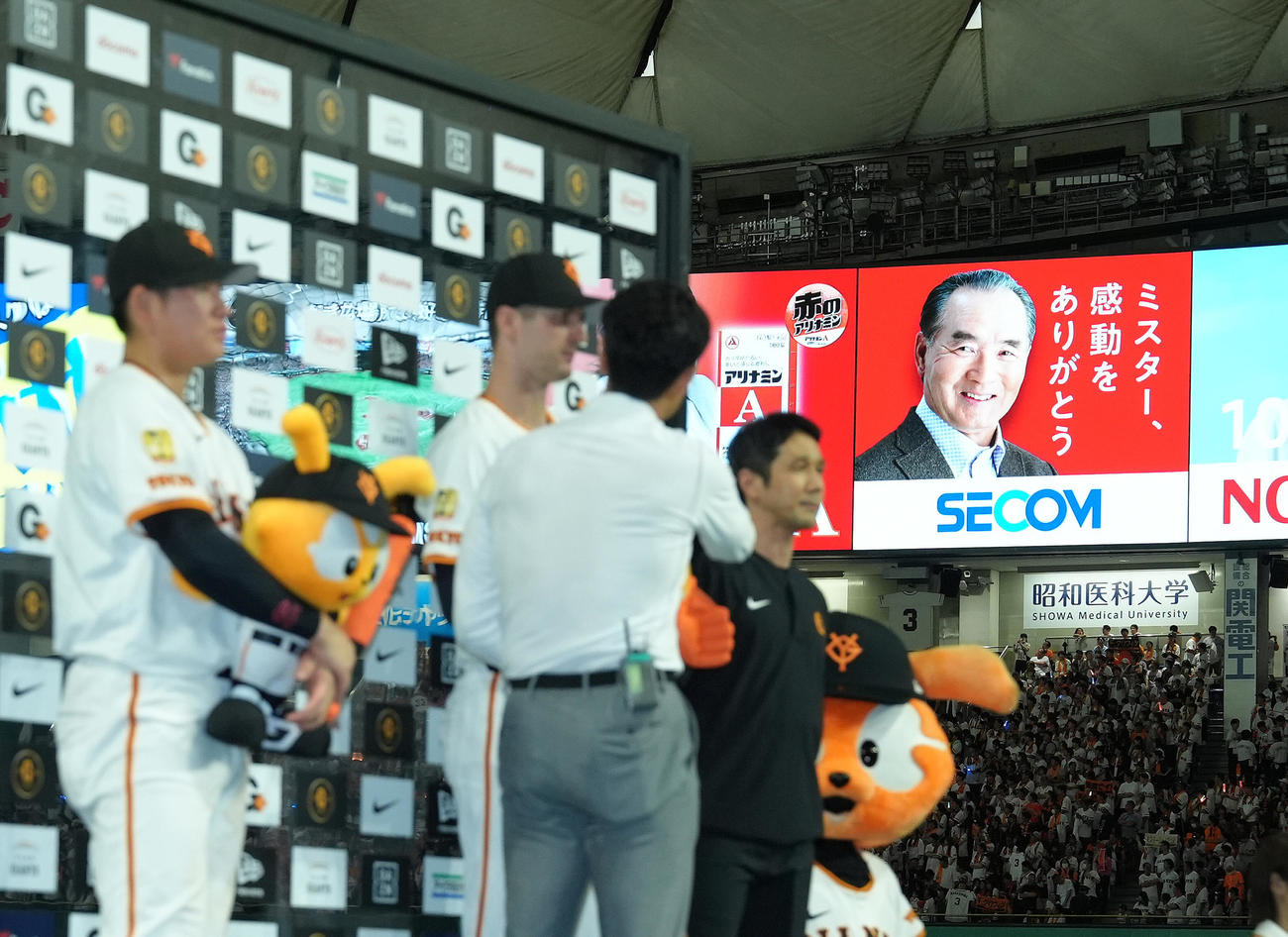 巨人対楽天　長嶋さんのセコムの電子広告看板を後方にヒーローインタビューを受ける巨人の増田陸（左）とグリフィン（撮影・足立雅史）