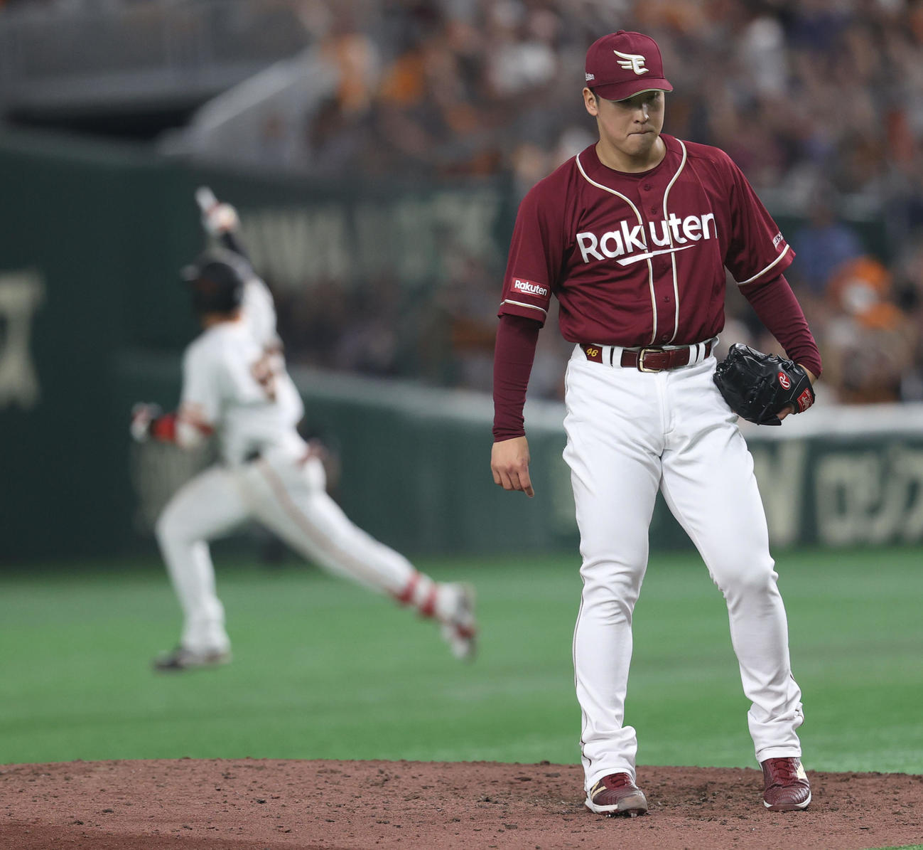 巨人対楽天　6回裏巨人2死、増田陸にソロ本塁打を浴びガックリする藤平（撮影・水谷安孝）