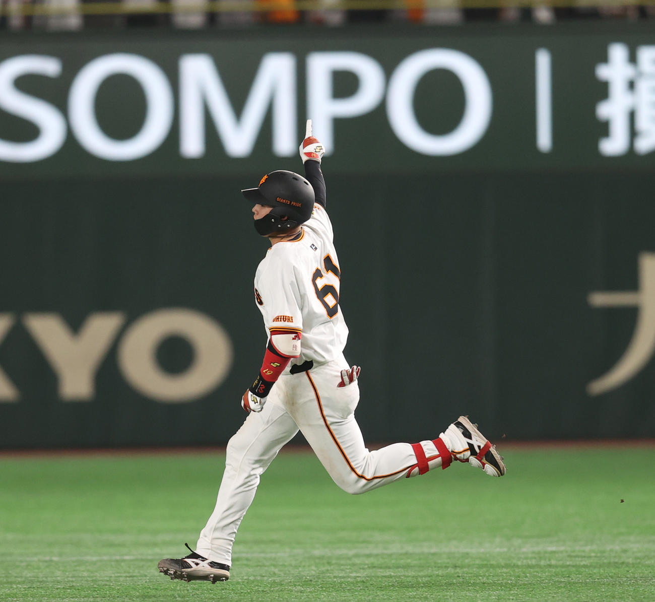 巨人対楽天　6回裏巨人2死、ソロ本塁打を放ちベースを回る増田陸（撮影・水谷安孝）