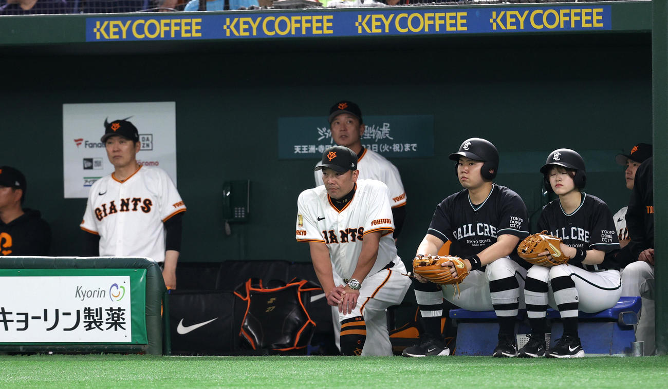巨人対楽天　戦況を見守る阿部監督（撮影・水谷安孝）