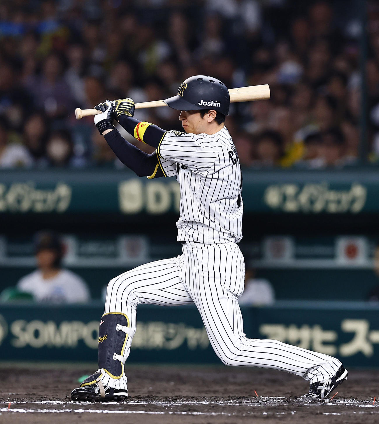 阪神対オリックス　6回裏阪神無死一塁、近本は右前打を放つ（撮影・藤尾明華）