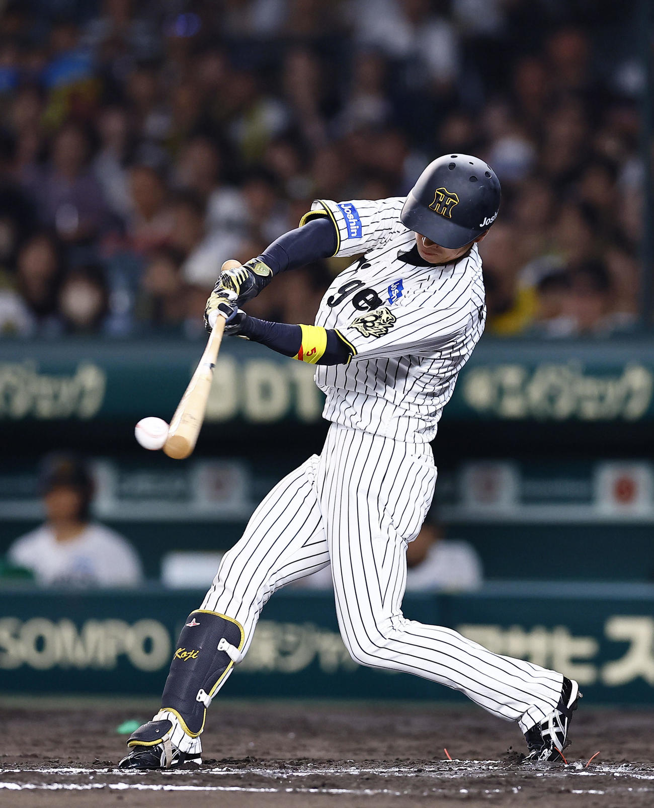 阪神対オリックス　6回裏阪神無死一塁、近本は右前打を放つ（撮影・藤尾明華）