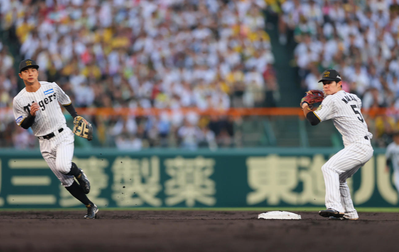 阪神対オリックス　2回表オリックス1死一、二塁、中川を遊ゴロ併殺に仕留める、遊撃手熊谷（左）と二塁手中野（撮影・上山淳一）
