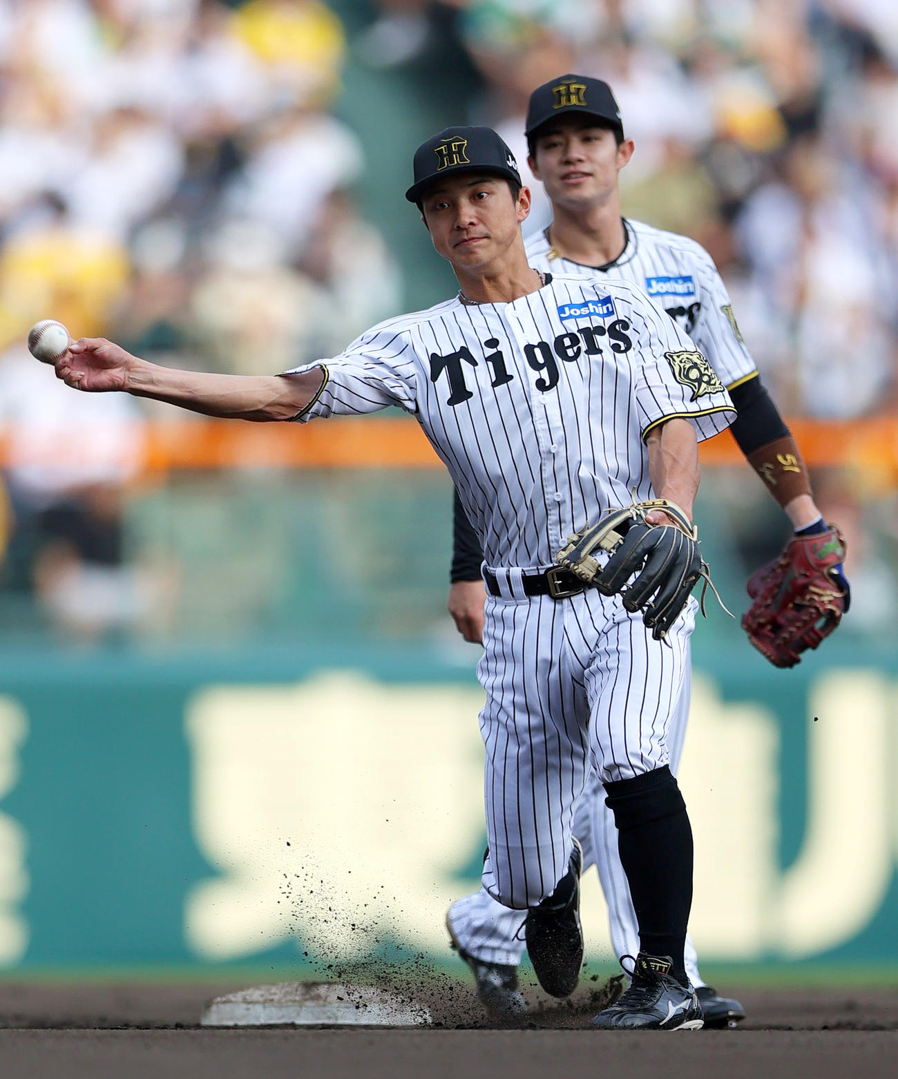 阪神対オリックス　シートノックする阪神熊谷。奥は中野（撮影・上山淳一）