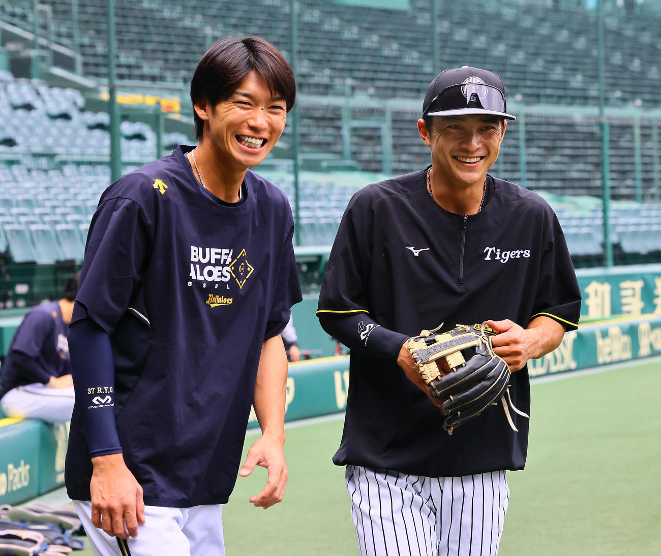 阪神対オリックス　談笑するオリックス石川（左）と阪神熊谷（撮影・藤尾明華）