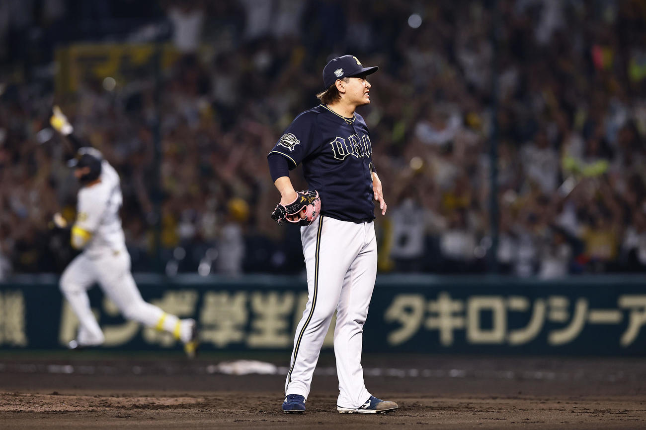阪神対オリックス　6回裏阪神1死一、二塁、森下に逆転の3点本塁打を浴びた宮城（撮影・藤尾明華）