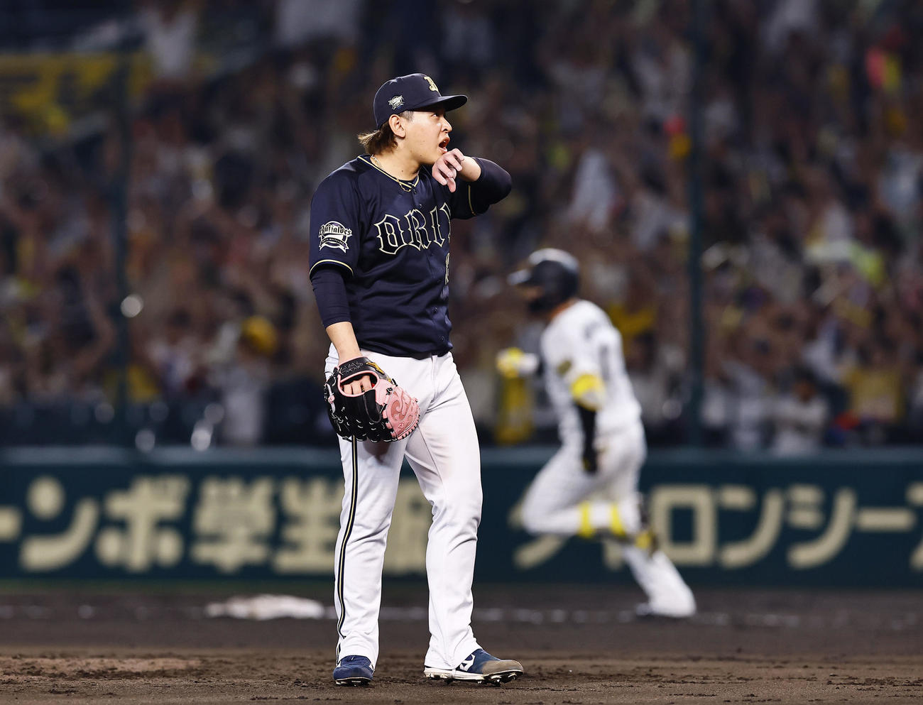 阪神対オリックス　6回裏阪神1死一、二塁、森下に逆転の3点本塁打を浴びた宮城（撮影・藤尾明華）