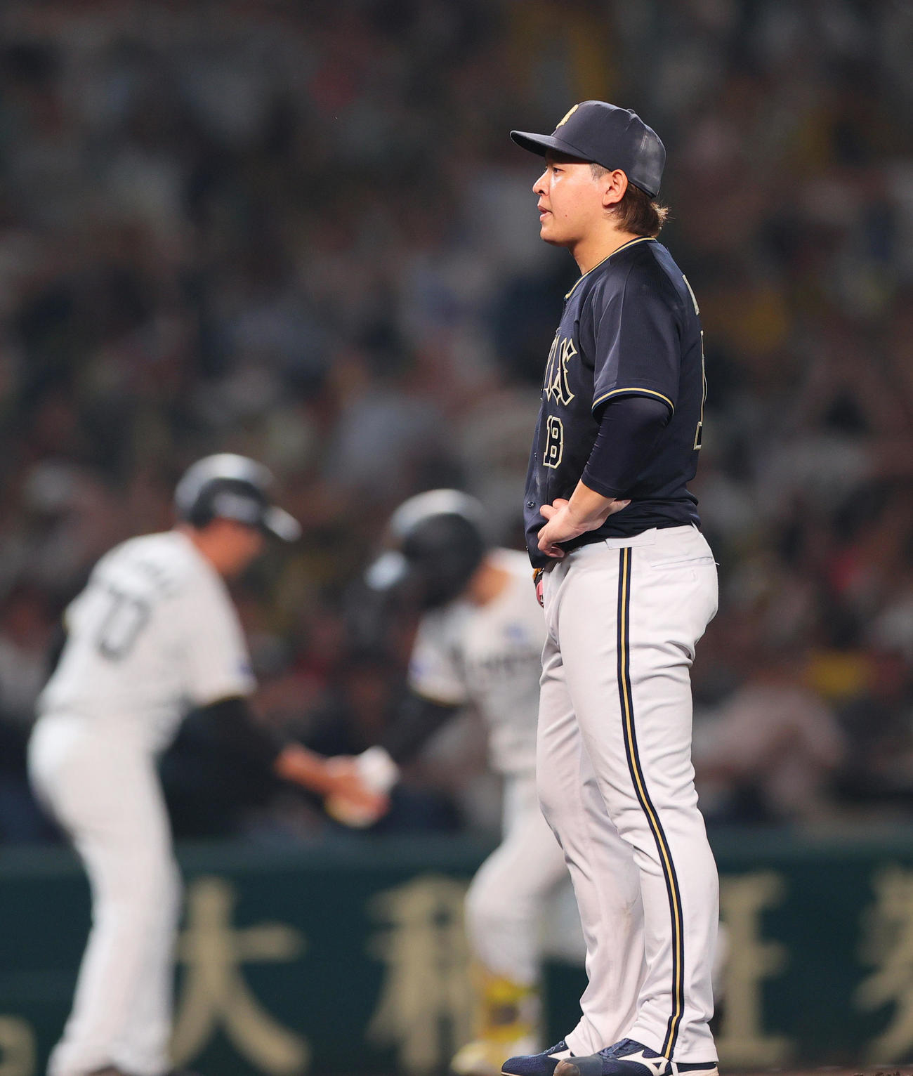 阪神対オリックス　6回裏阪神1死一、二塁、宮城（手前）は森下に左越え3点本塁打を浴びる（撮影・上山淳一）