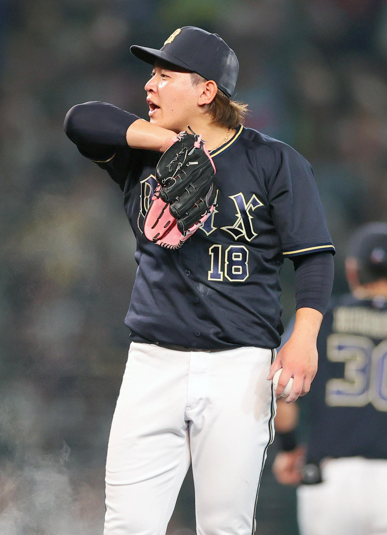 阪神対オリックス　6回裏、宮城は森下に左越え3点本塁打を浴び汗をぬぐう（撮影・上山淳一）