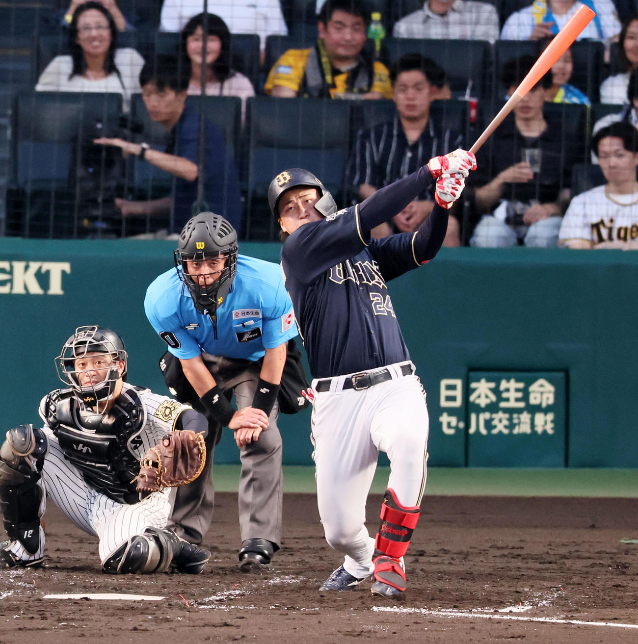 阪神対オリックス　4回表オリックス1死一塁、紅林は中越え2点本塁打を放つ（撮影・加藤哉）
