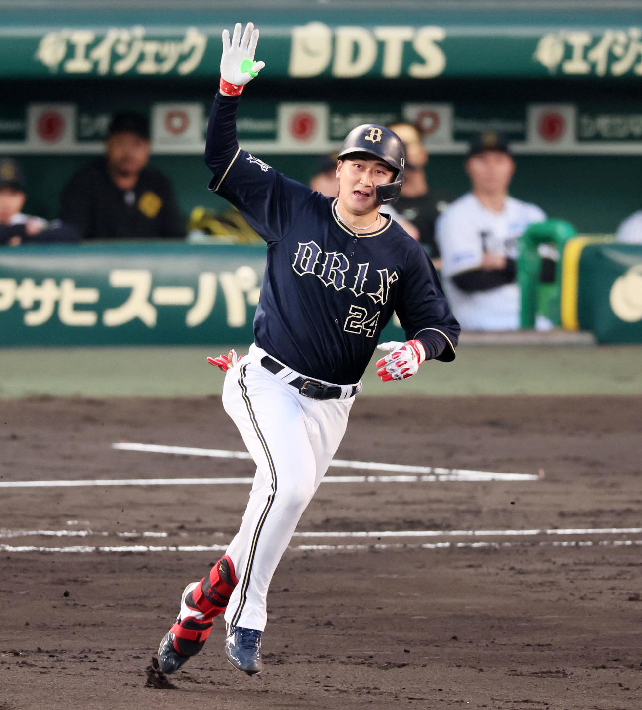 阪神対オリックス　4回表オリックス1死一塁、紅林は中越え2点本塁打を放ちダイヤモンドを駆ける（撮影・加藤哉）