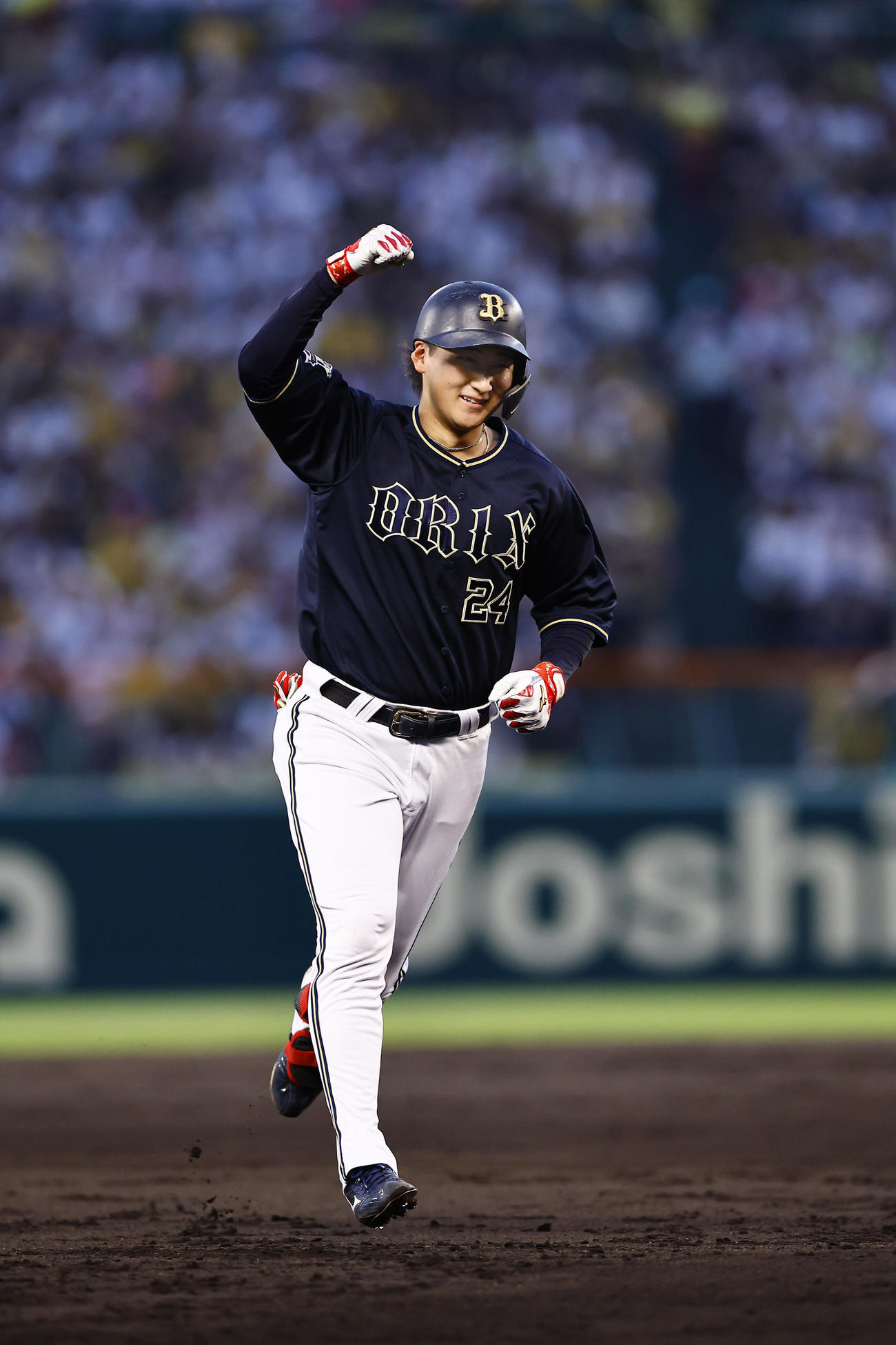 阪神対オリックス　4回表オリックス1死一塁、紅林は中越えに先制2点本塁打を放ちガッツポーズをする（撮影・藤尾明華）