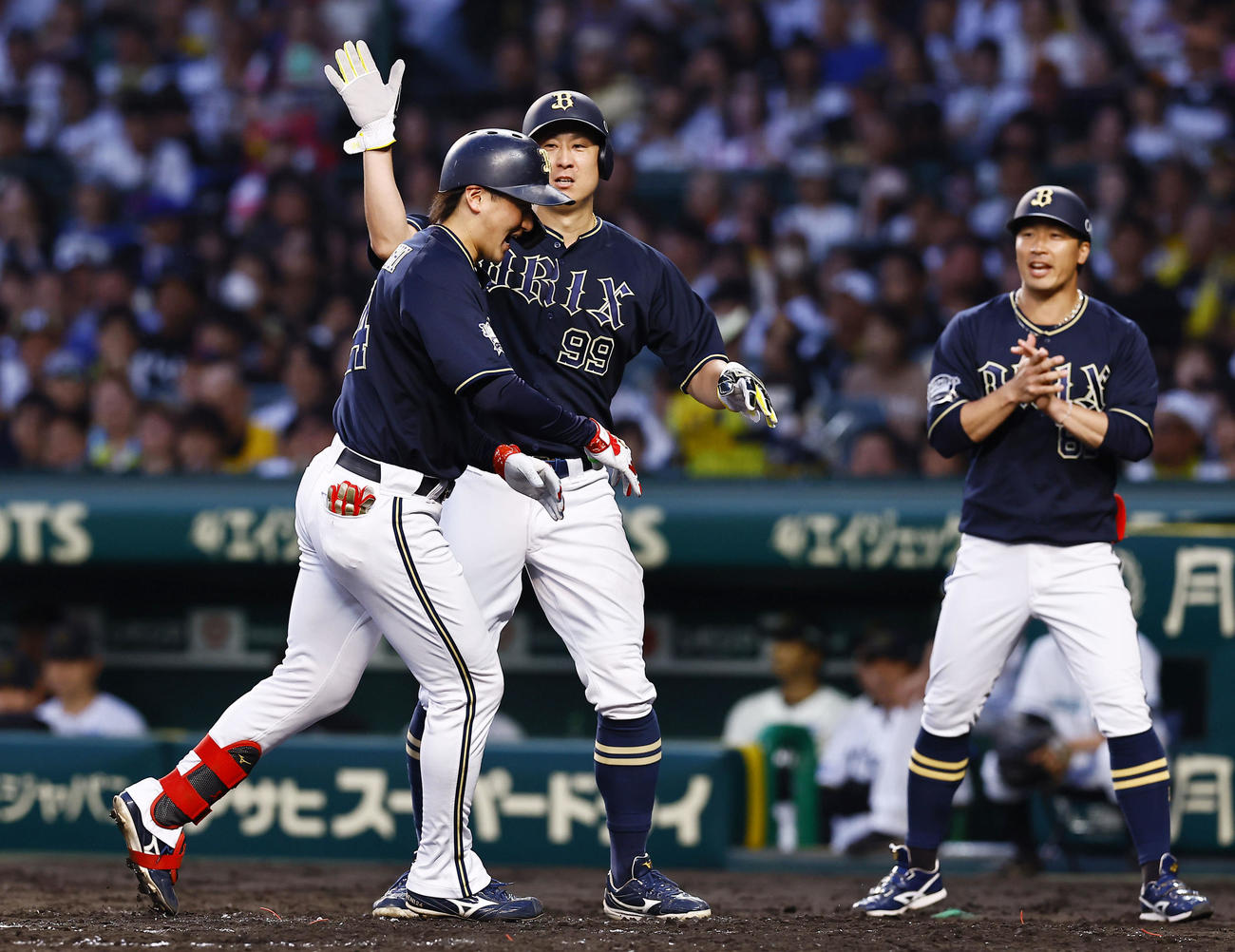 阪神対オリックス　4回表オリックス1死一塁、紅林は中越えに先制2点本塁打を放ち、杉本（中央）に出迎えられる（撮影・藤尾明華）