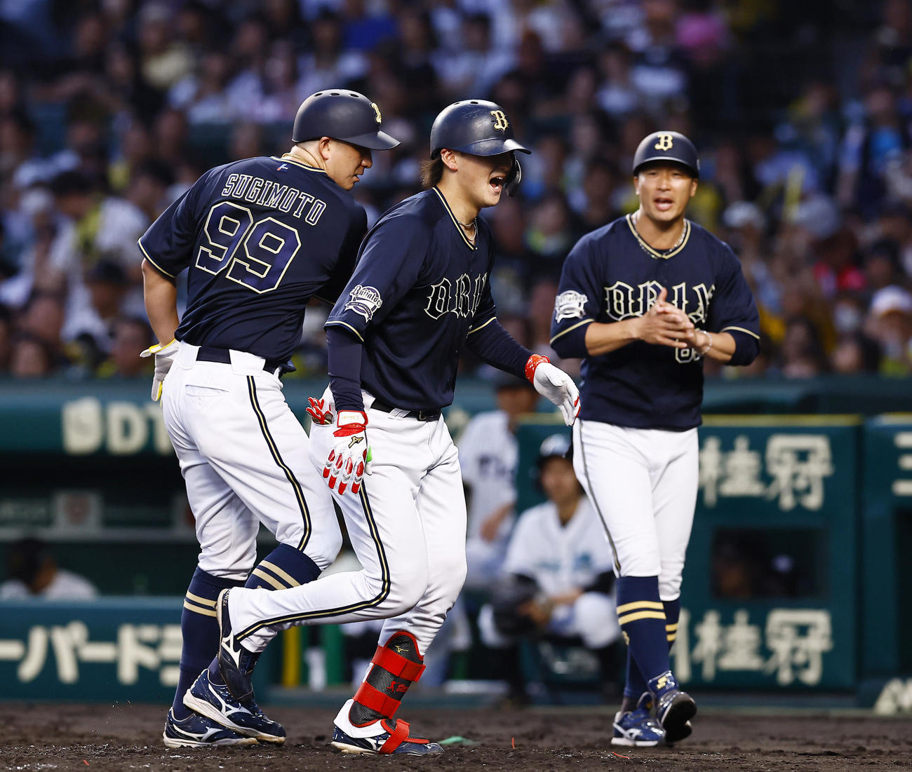 阪神対オリックス　4回表オリックス1死一塁、紅林は中越えに先制2点本塁打を放ち、杉本（左）に出迎えられる（撮影・藤尾明華）