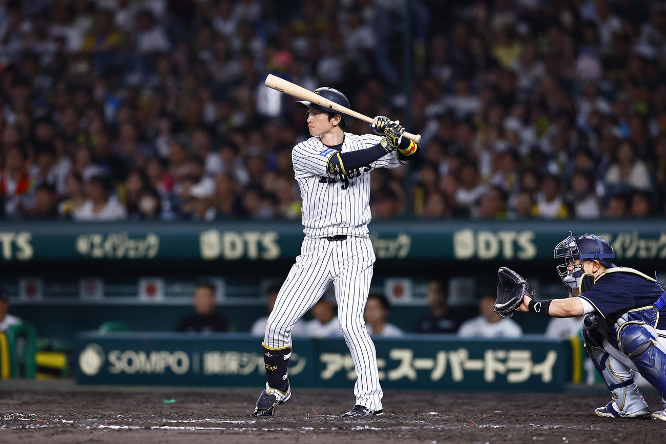 阪神対オリックス　7回裏阪神2死一、二塁、近本は右翼線に適時二塁打を放ち、通算1000安打を達成する（撮影・藤尾明華）