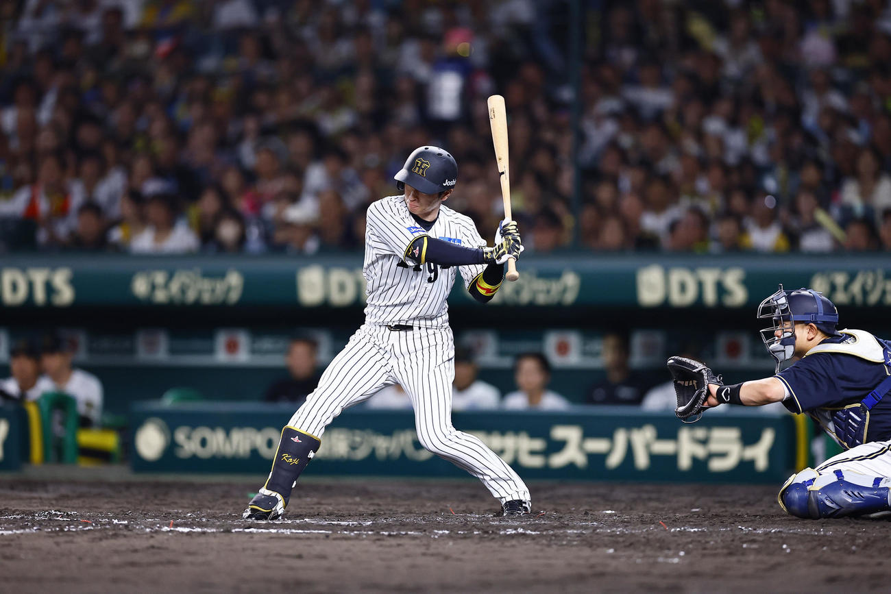 阪神対オリックス　7回裏阪神2死一、二塁、近本は右翼線に適時二塁打を放ち、通算1000安打を達成する（撮影・藤尾明華）