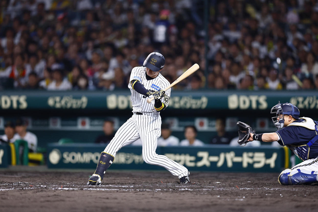阪神対オリックス　7回裏阪神2死一、二塁、近本は右翼線に適時二塁打を放ち、通算1000安打を達成する（撮影・藤尾明華）