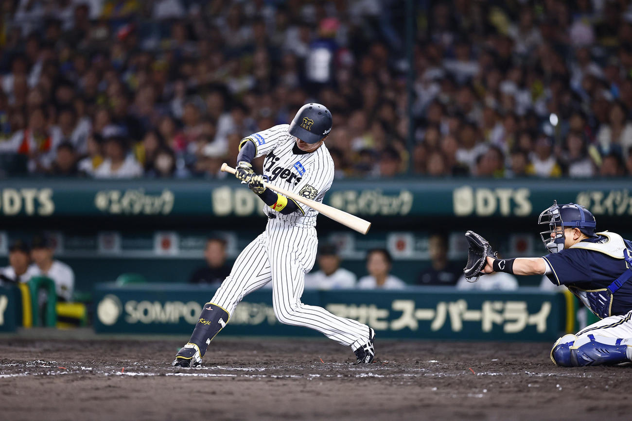 阪神対オリックス　7回裏阪神2死一、二塁、近本は右翼線に適時二塁打を放ち、通算1000安打を達成する（撮影・藤尾明華）