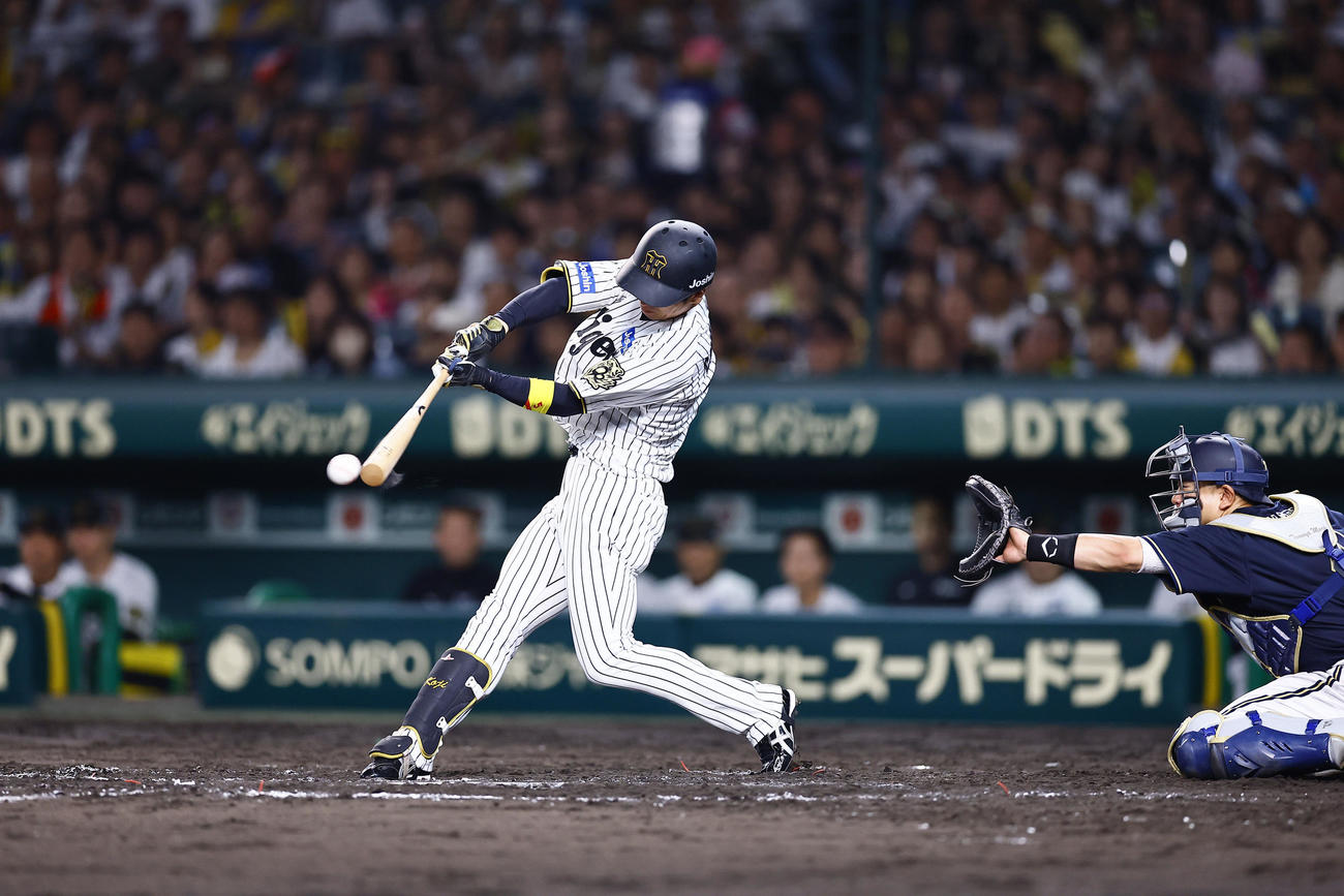 阪神対オリックス　7回裏阪神2死一、二塁、近本は右翼線に適時二塁打を放ち、通算1000安打を達成する（撮影・藤尾明華）