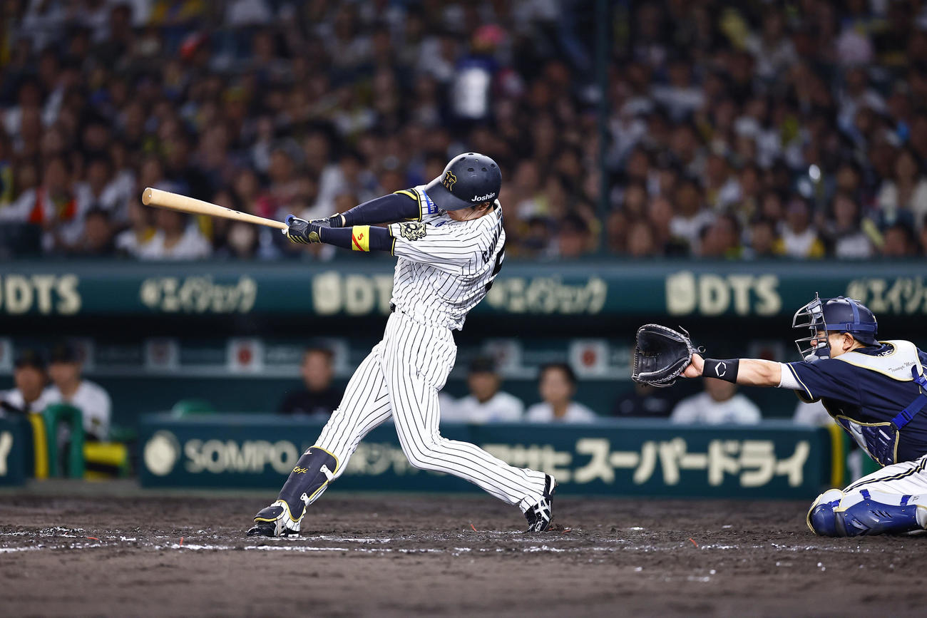 阪神対オリックス　7回裏阪神2死一、二塁、近本は右翼線に適時二塁打を放ち、通算1000安打を達成する（撮影・藤尾明華）