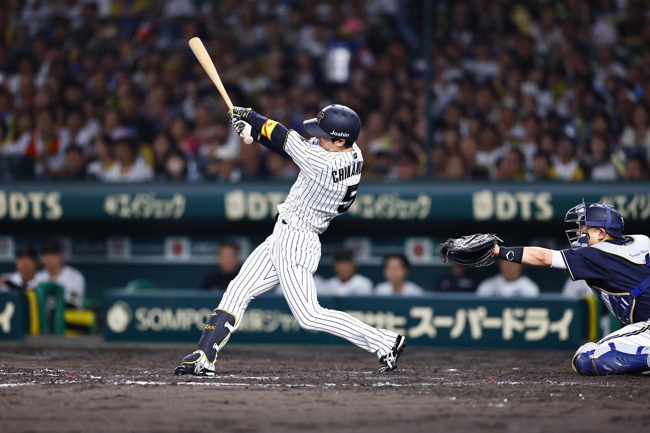 阪神対オリックス　7回裏阪神2死一、二塁、近本は右翼線に適時二塁打を放ち、通算1000安打を達成する（撮影・藤尾明華）