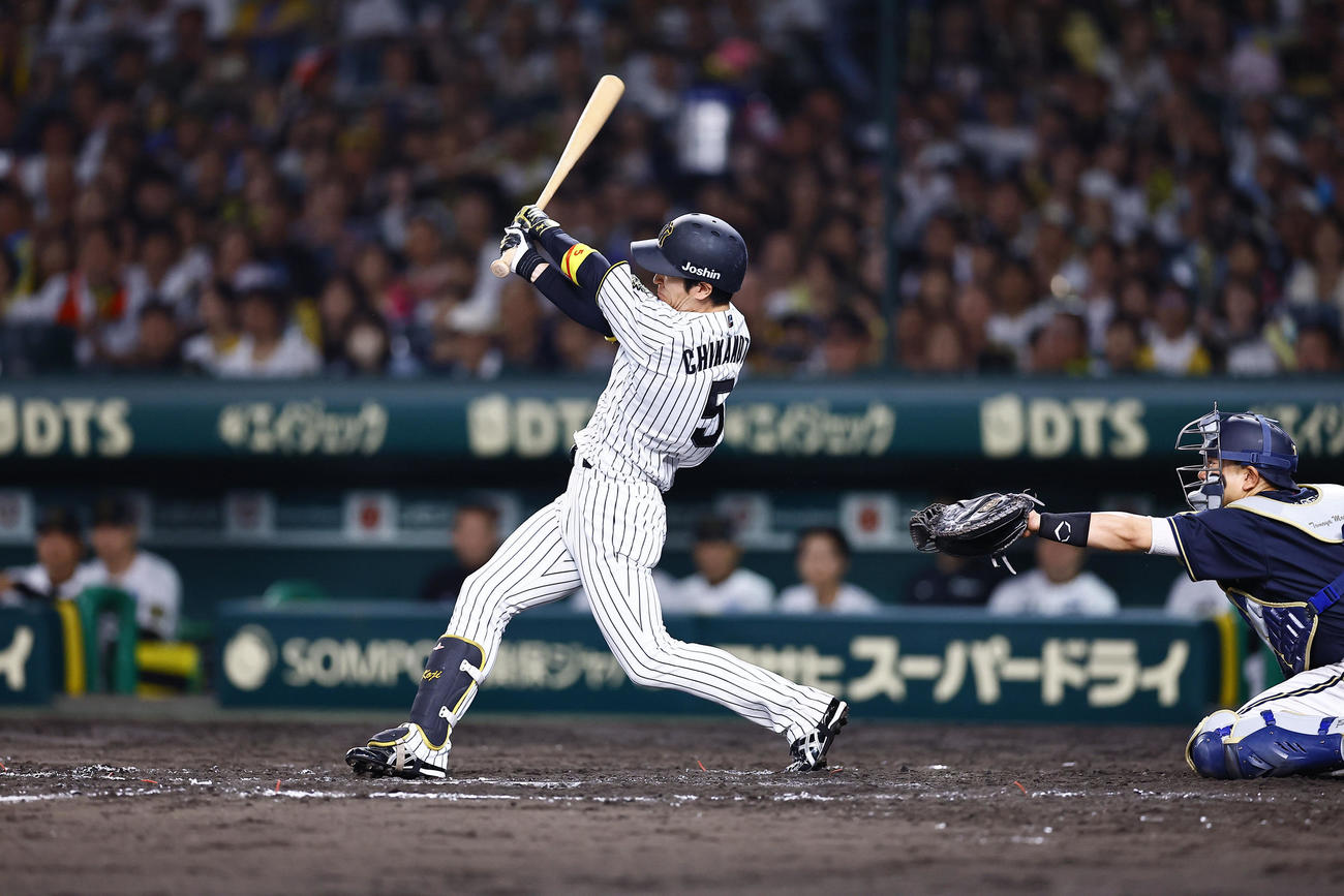 阪神対オリックス　7回裏阪神2死一、二塁、近本は右翼線に適時二塁打を放ち、通算1000安打を達成する（撮影・藤尾明華）