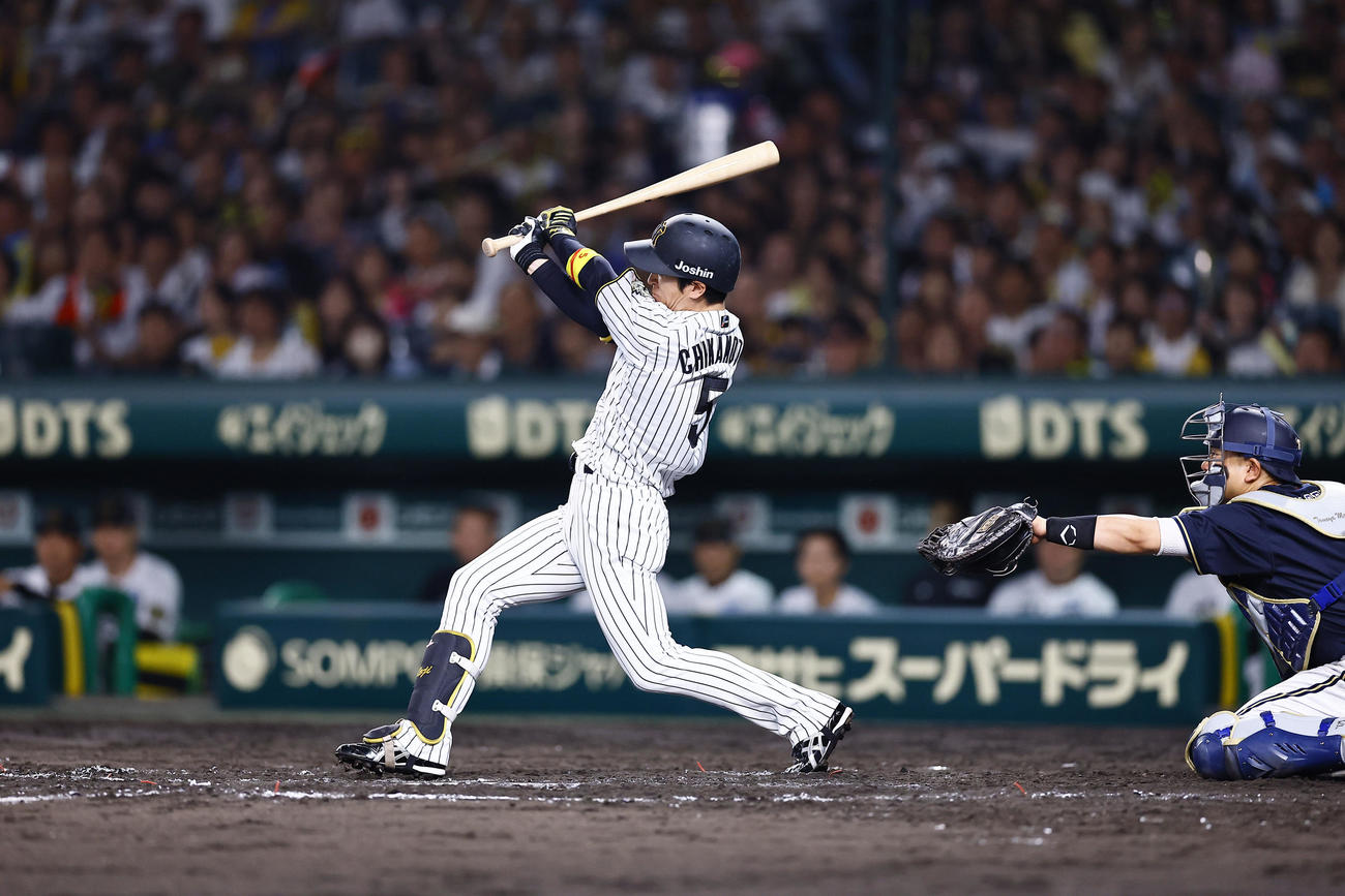 阪神対オリックス　7回裏阪神2死一、二塁、近本は右翼線に適時二塁打を放ち、通算1000安打を達成する（撮影・藤尾明華）