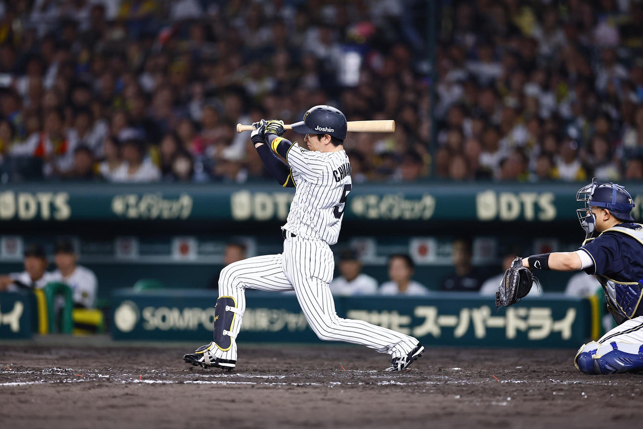 阪神対オリックス　7回裏阪神2死一、二塁、近本は右翼線に適時二塁打を放ち、通算1000安打を達成する（撮影・藤尾明華）