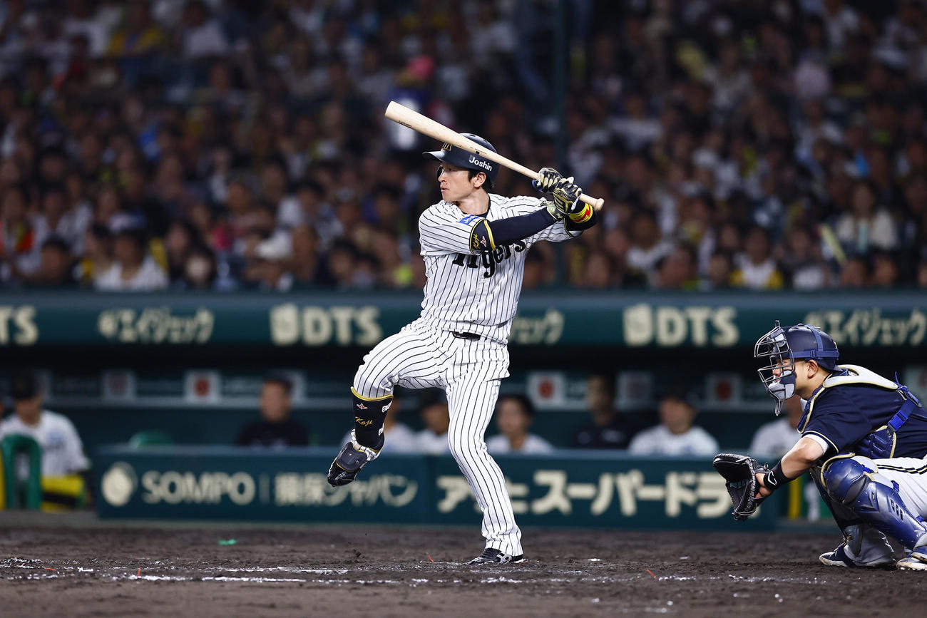 阪神対オリックス　7回裏阪神2死一、二塁、近本は右翼線に適時二塁打を放ち、通算1000安打を達成する（撮影・藤尾明華）