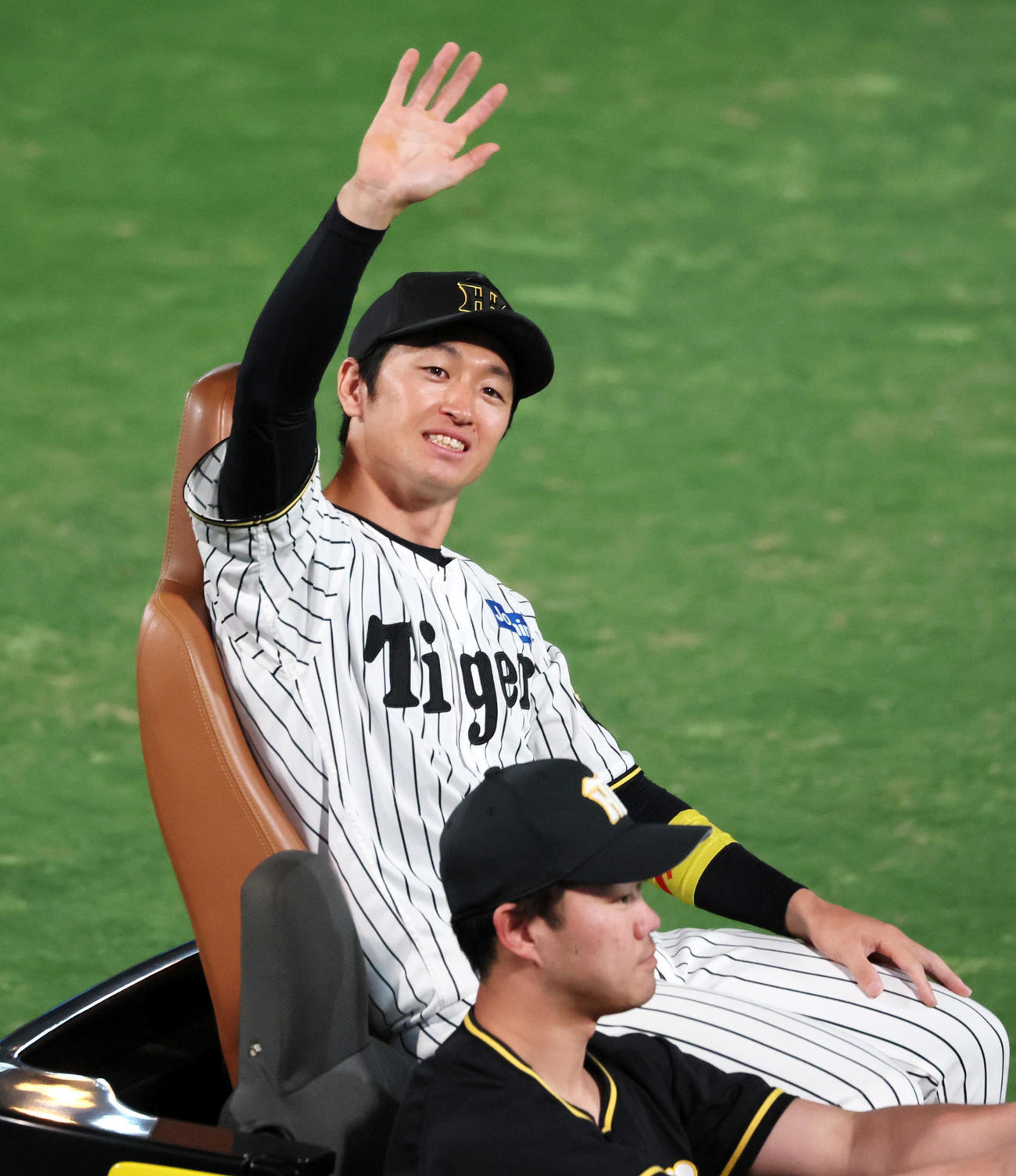 阪神対オリックス　オリックスに連勝し場内1周する近本（撮影・加藤哉）