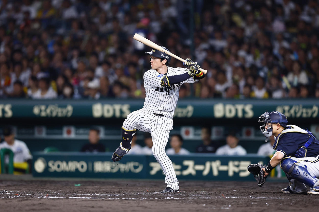 阪神対オリックス　7回裏阪神2死一、二塁、近本は右翼線に適時二塁打を放ち、通算1000安打を達成する（撮影・藤尾明華）