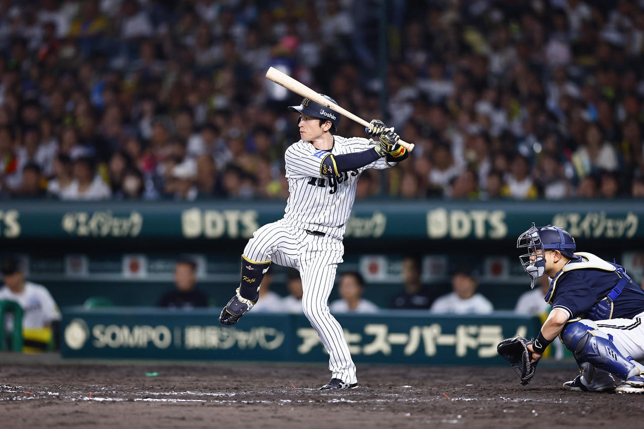 阪神対オリックス　7回裏阪神2死一、二塁、近本は右翼線に適時二塁打を放ち、通算1000安打を達成する（撮影・藤尾明華）