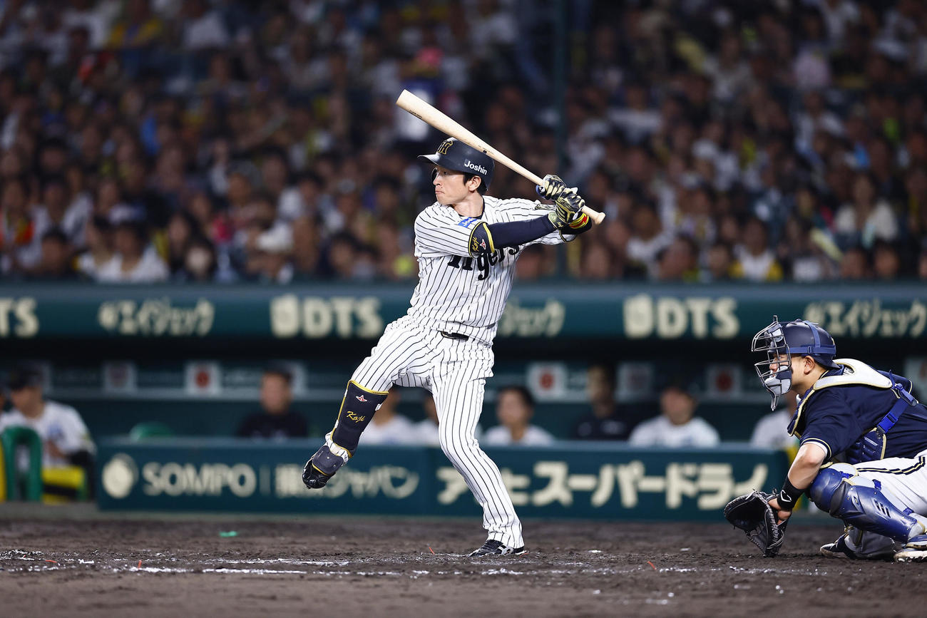 阪神対オリックス　7回裏阪神2死一、二塁、近本は右翼線に適時二塁打を放ち、通算1000安打を達成する（撮影・藤尾明華）