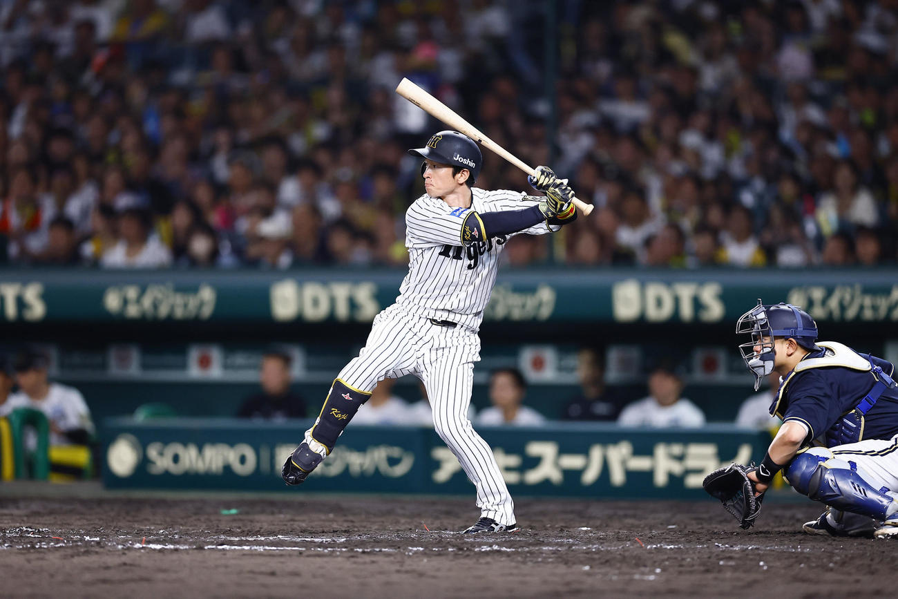 阪神対オリックス　7回裏阪神2死一、二塁、近本は右翼線に適時二塁打を放ち、通算1000安打を達成する（撮影・藤尾明華）