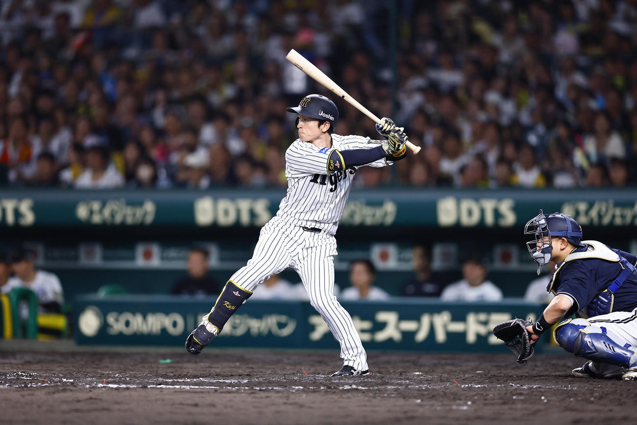 阪神対オリックス　7回裏阪神2死一、二塁、近本は右翼線に適時二塁打を放ち、通算1000安打を達成する（撮影・藤尾明華）